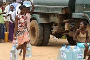 Des personnes cherchent de l’eau à un point de distribution, à Dakar le 26 septembre 2013. © AFP