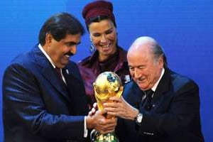 L’ex-émir du Qatar, Hamad Ben Khalifa al-Thani, sa femme et Sepp Blatter, le 2 décembre 2010. © AFP