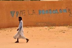 Un grafiti réclamant la démocratie dans une rue de Nouakchott. © AFP