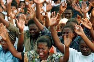 Prière dans une paroisse pentecôtiste, près de Kinshasa. © Corinne Dufka/Reuters