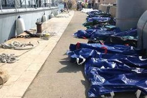 Des corps de migrants entreposés sur un quai du port de Lampedusa. © Agence de santé de Palerme.
