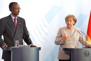 Paul Kagamé et Angela Merkel en avril 2008. © www.bundeskanzlerin.de