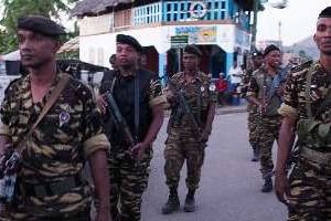 Des policiers patrouillent à Nosy Be après le lynchage de trois étrangers. © AFP