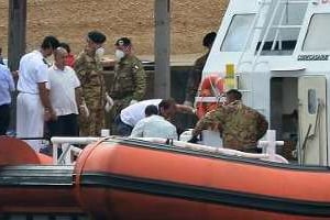 Un bateau des garde-côtes arrive au port de Lampedusa après avoir retrouvé 10 autres corps . © AFP