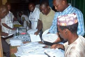 Décomptes des bulletins de vote, le 28 septembre 2013 à Conakry. © AFP