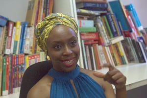 Nigeria: l’écrivaine Adichie dissèque les façons d’être Noir aux Etats-Unis © AFP