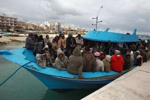Des migrants à leur arrivée dans un bateau de pêche le 18 février 2008 dans un porte de Malte. © AFP