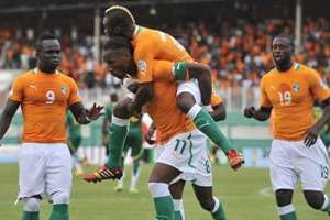 Didier Drogba (c) félicité par ses coéquipiers après son penalty réussi contre le Sénégal. © AFP