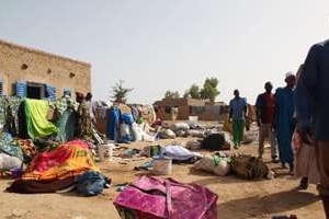 Des survivants après un accident mortel de pirogue à Koubi au Mali le 13 octobre 2013. © AFP