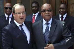 Jacob Zuma (d) et son homologue français François Hollande, le 14 octobre à Pretoria. © AFP