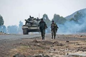 Des soldats des FARDC à Kanyarucinya, le 17 juillet, dans l’est de la RDC. © AFP/Phil Moore