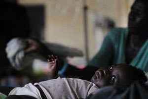 Enfant affecté par le paludisme, dans un hôpital de Djouba (Sud-Soudan) en avril 2009. © AFP/Tony Karumba