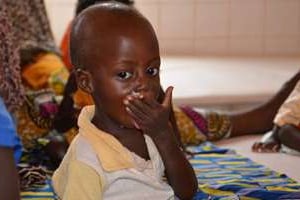 Un enfant nigérien souffrant de malnutrition à l’hôpital de Tillaberi dans le sud ouest du Niger. © AFP