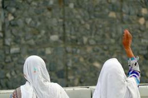 Deux femmes lors du rituel de la lapidation de Satan, à Mina. © AFP