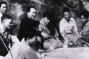 Vô Nguyên Diap, avec son état-major, pendant la bataille de Diên Biên Phu, en mai 1954. © AFP