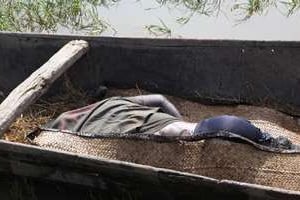 Le corps d’une victime de l’accident de pirogue sur le Nigerdans la région de Mopti au centre du Ma © Sebastien Rieussec/AFP