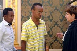 Deux des trois Somaliens jugés à Rennes dans l’affaire du Tanit, le 14 octobre 2013. © Damien Meyer/AFP