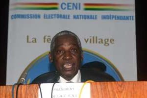 Bakary Fofana, président de la Ceni, donne les résultats des législatives, le 18 octobre 2013 à © Cellou Binani/AFP