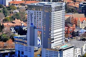 Le Radisson Blu Hotel à Johannesbourg. En Afrique, le groupe exploite et assure la promotion immobilière de 51 hôtels. DR