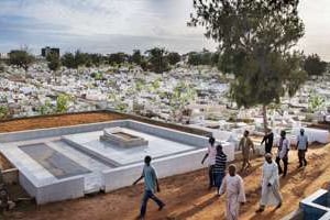 La tombe provisoire d’Ahmadou Ahidjo, dans le cimetière de Yoff, à Dakar. © Romain Laurendeau pour J.A.