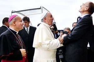 Enrico Letta avec le pape François, à Assise, le 4 octobre. © Filippo Monteforte/AP/Sipa
