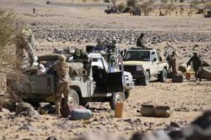 Des troupes tchadiennes patrouillant dans le désert près de Tessalit le 14 mars 2013. © AFP