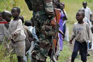 Des enfants congolais autour de soldats de la MONUC, le 6 décembre 2008 à Goma. © AFP