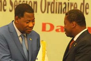 Thomas Boni Yayi (g), nouveau président de l’UEMOA, et Faure Gnassingbé, le 24 octobre à Dakar. © AFP