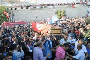 Une foule assiste aux funérailles de six gendarmes tués la veille, le 24 octobre 2013 à Kef. © Fethi Belaid/AFP