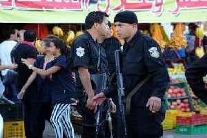 La police tunisienne inspecte les lieux d’un incident armé, le 25 octobre 2013. © AFP