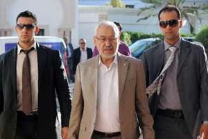 Le leader du parti islamiste Ennahda, Rached Ghannouchi (c), le 25 octobre 2013 à Tunis. © AFP