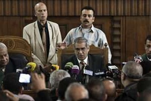 Le juge égyptien Mohammed Fahmy al-Qarmuty (c), le 29 octobre 2013 au Caire. © AFP/Khaled Desouki