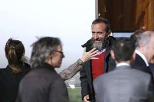 Daniel Larribe accueilli par sa famille à son arrivée le 30 octobre 2013 à Villacoublay. © AFP