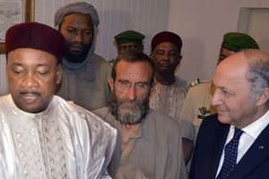 Mahamadou Issoufou (g), Laurent Fabius (d), et les quatre otages français, le 29 octobre à Niamey. © AFP