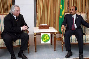 Le sénateur Jeanny Lorgeoux, co-auteur du rapport, avec Mohamed Ould Abdel Aziz, le président mauritanien. © AMI