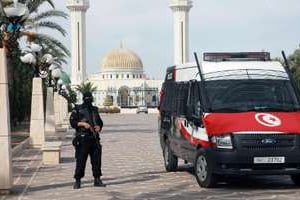 Un garde de sécurité devant le mausolée d’Habib Bourguiba à Monastir. © AFP/Bechir Bettaieb