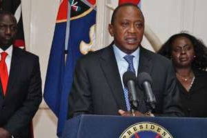 Le président Uhuru Kenyatta (c) et le vice-président William Ruto (g) à Nairobi, le 24 septembre. © AFP