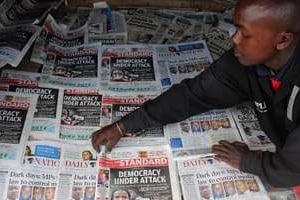 Journaux dénonçant la nouvelle loi sur la presse, le 1er novembre 2013. © Simon Maina/AFP