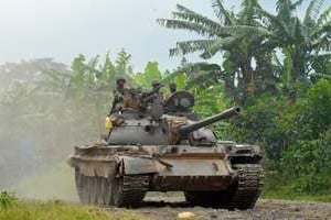 Un char de l’armée congolaise patrouille près de Bunagana, le 31 octobre 2013. © AFP