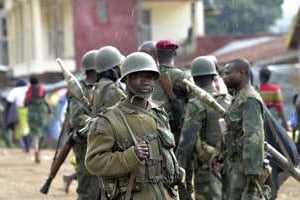 Des soldats congolais patrouillent dans une rue de Bunagana. © AFP