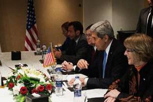 John Kerry (d) rencontre son homologue égyptien Nabil Fahmy, le 3 novembre 2013 au Caire. © AFP