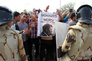 Des étudiants partisans de Mohamed Morsi face à l’armée, le 28 octobre 2013. © AFP