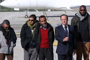 François Hollande et les ex-otages à leur arrivée du Niger, le 30 octobre 2013. © AFP