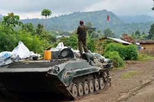 Des soldats congolais près de la colline de Mbuzi le 4 novembre 2013, dans l’Est de la RDC. © AFP/Junior D.Kannah