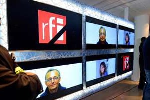 Les portraits des deux journalistes assassinés de RFI, dans le hall de la station de radio. © AFP