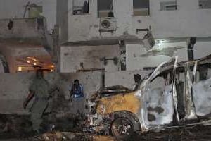 Des forces de sécurité somaliennes sur les lieux d’un attentat à la voiture piégée. © AFP