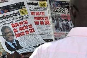 Un homme regarde des journaux avant le second tour de la présidentielle malienne. © AFP