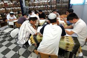 Dans la bibliothèque de la yeshiva. © Ons Abid pour J.A.
