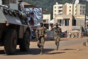 Des soldats de la Fomac en patrouille à Bangui, le 7 octobre 2013. © AFP