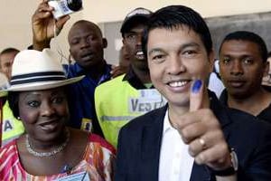 Rajoelina vient de voter pour le premier tour, le 25 octobre. © STEPHANE DE SAKUTIN / AFP
